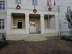 A imagem retrata o Museu Histórico de Ipê, capturando a fachada e os arredores do edifício.