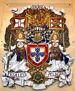 Armas reordenadas segundo a proposta de Almeida Langhans e desenho de João Paulo de Abreu e Lima. Cerâmica de Maria de Lurdes Valente, final da década de 1960.