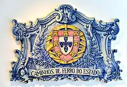 Armas da República, com escudo de formato ogival. Painel de azulejos de uma estação ferroviária, início do século XX.