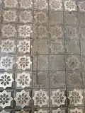Piso original do prédio, ao lado dos que foram restaurados