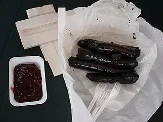 Mustamakkara, uma linguiça preta finlandesa com geleia de arando-vermelho, comida tradicional em Tampere.