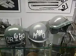 O capacete wz. 67 (meio) em pintura para a Milicja Obywatelska.