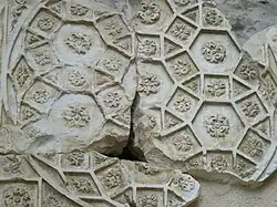 Caixa esculpida da abóbada do fundo.