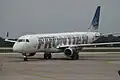Embraer 190 da Frontier Airlines na pista do aeroporto