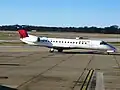 Embraer ERJ-145 da Delta no aeroporto.