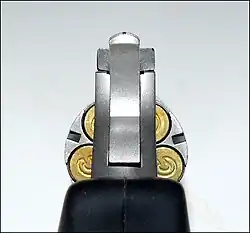 O NAA 22 magnum Black Widow revolver com o cilindro na posição de seguança.