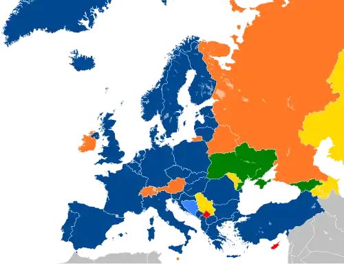 Um mapa da Europa com países em seis cores diferentes com base em sua afiliação à OTAN.