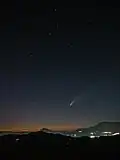 Cometa NEOWISE em 17 de julho de 2020, 18:59 UTC, quando entrou na Ursa Maior, visto de Asterousia, Creta.