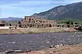 Taos Pueblo, um sítio de Patrimônio Mundial pertencente a uma tribo nativo-americana de povos pueblo, marcando o desenvolvimento cultural durante a Era pré-colombiana