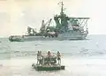 NSS Felinto Perry (K-11) sendo abastecido na Ilha de Trindade - 1996