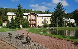 Sanatório "Príncipe José" à beira da lagoa no Parque termal