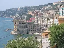 O edifício visto da via Orazio