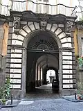 O aristocrático portal de Giuseppe Astarita na Via Monte di Dio.