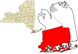 Localização no condado de Nassau (direita) e localização no condado de Nassau no estado de Nova Iorque (esquerda)