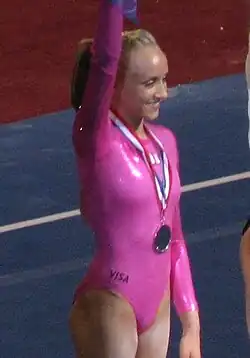 Nastia Lukin sorri após receber uma medalha.