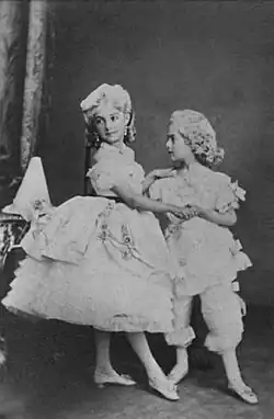 Fotografia de Natália com o irmão Ioan Ketchko na infância