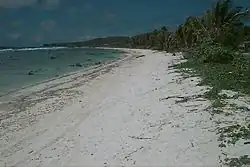 Fotografia da Baía de Anibare em Nauru, mostrando praias arenosas e águas azuis claras ao longo da costa.