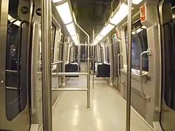 Interior de um dos trens VAL 208 do metrô de Turim.