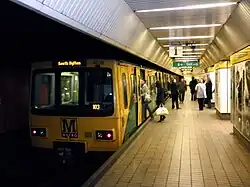 Trem parado na plataforma