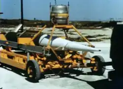 01 - Foguete Nike Smoke em direção a plataforma de lançamento.