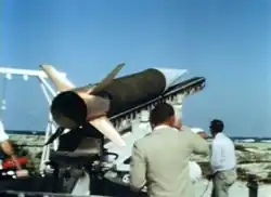 04 - Foguete Nike Smoke sendo erguido pela torre de lançamento.