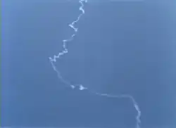 08 - Rastro de fumaça, já tendo sofrido o efeito dos ventos horizontais de grande altitude.