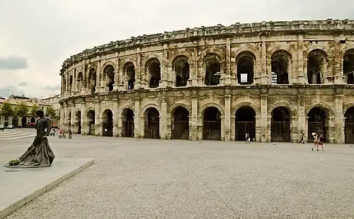 Arena e a estátua de Nimeño II, um grande toureiro local