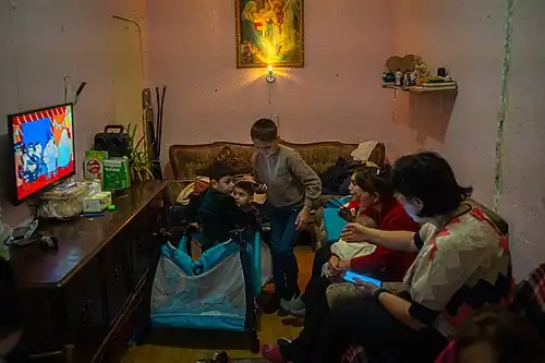 Nove crianças e três adultos se aglomeram no pequeno apartamento em Yerevan depois de fugir da violência na área disputada de Nagorno-Karabakh