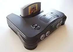 O console Nintendo 64, com um cartucho parcialmente visível inserido dentro dele.