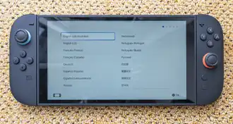 Nintendo Switch 2 no modo portátil com menu de seleção de idioma exibido