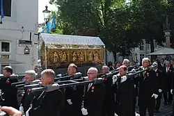 O Noodkist em procissão