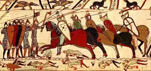 Detalhe da Tapeçaria de Bayeux mostrando armaduras e armas normandas