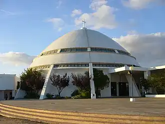O Santuário de Nossa Senhora da Piedade (Mãe Soberana) destaca-se no topo de um monte a oeste da cidade
