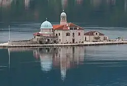 Antiga Perast: a ilha artificial Gospa od Škrpjela.