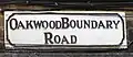 Oakwood Boundary Road no lado nordeste de Gipton Wood