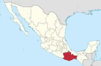 Mais de 70% da bebida alcoólica mezcal é destilada e engarrafada no estado de Oaxaca (em vermelho), no México; grande parte desta produção recebendo o gusano rojo de maguey (Comadia redtenbacheri) em seu interior; em prática iniciada na década de 1940, acreditando-se que o empresário mexicano Jacobo Lozano Paez tenha sido o primeiro a colocar larvas nas garrafas como estratégia de marketing.[1]