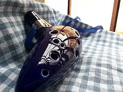 Uma réplica de porcelana da ocarina azul que vemos no jogo The Legend of Zelda Ocarina of Time