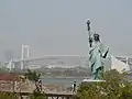 Réplica da Estátua da Liberdade na frente da Rainbow Bridge.