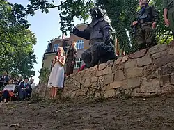 Inauguração da estátua do urso Wojtek na escarpa da paróquia da guarnição de São Jorge em 1 de setembro de 2019