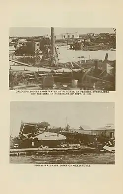 Duas imagens a preto e branco de Okeechobee, Flórida, imediatamente após o furacão de 1928; ambas as imagens mostram a cidade em ruínas