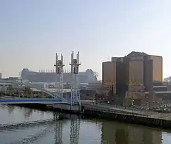 Estádio de futebol de Old Trafford e Key West vistos de Salford Quays.