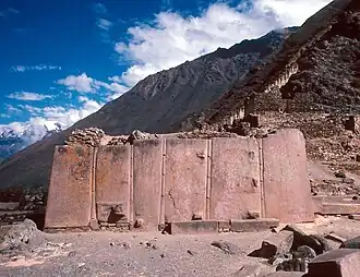 Parede dos Seis Monólitos em Ollantaytambo com "tema de passo"[9]