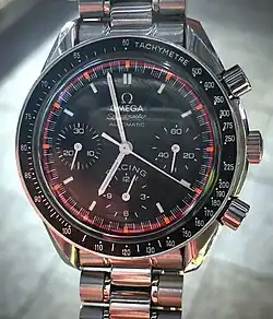 Cronógrafo mecânico Omega Speedmaster com dois botões (iniciar/parar e reiniciar) além da coroa.