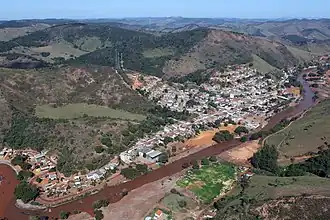 Barra Longa cortada pelo rio do Carmo em julho de 2016