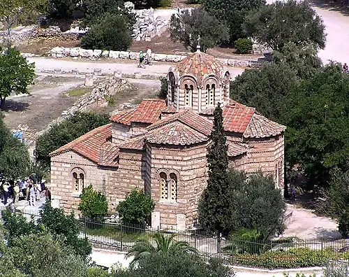 A Igreja dos Santos Apóstolos, em Atenas, de origem bizantina, tem a forma de uma cruz grega com uma cúpula central e o eixo marcado pelo nártex.