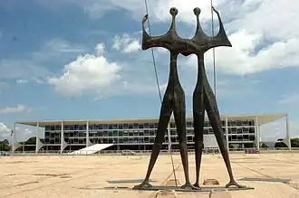 A Praça dos Três Poderes em Brasilia. Em primeiro plano o monumento "Os Candangos" de Bruno Giorgi, 1957, com o Palácio do Planalto ao fundo.