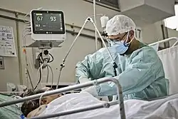 Um profissional da saúde em serviço durante a pandemia de COVID-19.