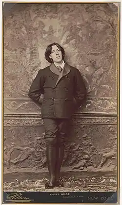 Uma das muitas fotografias de Oscar Wilde por Sarony.