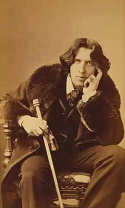 Oscar Wilde em foto de 1882 por Napoleon Sarony, em Nova Iorque. Wilde é citado por Sontag em seu ensaio, e dedica suas notas ao escritor.