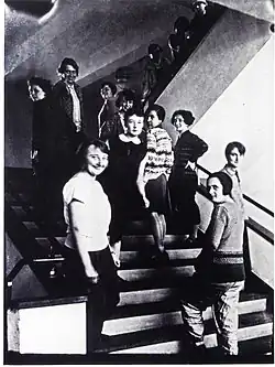 Grupo de alunas da oficina de tecelagem na Bauhaus em 1927